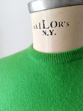 Laden Sie das Bild in den Galerie-Viewer, 1950s - PRINGLE, Scotland - Green Cashmere Jumper - Sz S/M