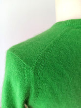 Laden Sie das Bild in den Galerie-Viewer, 1950s - PRINGLE, Scotland - Green Cashmere Jumper - Sz S/M