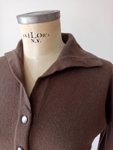 Laden Sie das Bild in den Galerie-Viewer, 1950s - DALTON, USA - Mushroom Brown Cashmere Cardigan