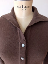 Laden Sie das Bild in den Galerie-Viewer, 1950s - DALTON, USA - Mushroom Brown Cashmere Cardigan