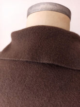 Laden Sie das Bild in den Galerie-Viewer, 1950s - DALTON, USA - Mushroom Brown Cashmere Cardigan
