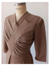 Laden Sie das Bild in den Galerie-Viewer, 1940s - JERSEY MADREN, Paris - Elegant Jersey Wool Dress - W27.5 (70cm)
