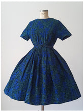 Laden Sie das Bild in den Galerie-Viewer, 1950s - FRANCE - Stunning Textured Wool Dress