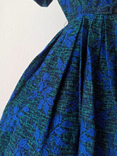 Laden Sie das Bild in den Galerie-Viewer, 1950s - FRANCE - Stunning Textured Wool Dress