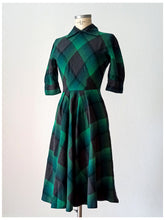 Carica l'immagine nel visualizzatore di Gallery, 1940s - Stunning Green & Black Plaid Flannel Dress - W29 (74cm)