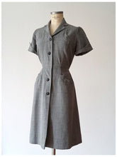 Carica l'immagine nel visualizzatore di Gallery, 1940s - ELAN, France - Exquisite Grey Wool Dress - W29 (74cm)