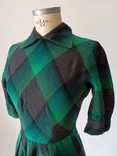 Carica l'immagine nel visualizzatore di Gallery, 1940s - Stunning Green & Black Plaid Flannel Dress - W29 (74cm)