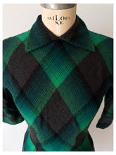 Carica l'immagine nel visualizzatore di Gallery, 1940s - Stunning Green & Black Plaid Flannel Dress - W29 (74cm)