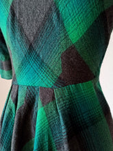 Carica l'immagine nel visualizzatore di Gallery, 1940s - Stunning Green & Black Plaid Flannel Dress - W29 (74cm)