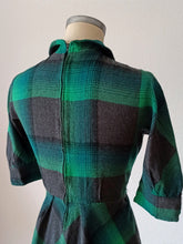 Carica l'immagine nel visualizzatore di Gallery, 1940s - Stunning Green & Black Plaid Flannel Dress - W29 (74cm)
