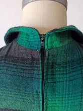 Carica l'immagine nel visualizzatore di Gallery, 1940s - Stunning Green & Black Plaid Flannel Dress - W29 (74cm)