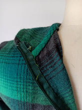 Carica l'immagine nel visualizzatore di Gallery, 1940s - Stunning Green & Black Plaid Flannel Dress - W29 (74cm)