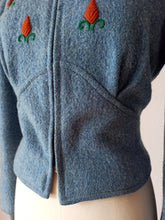 Laden Sie das Bild in den Galerie-Viewer, 1940s - JENAX, USA - Collectable Embroidered Wool Ski Jacket - Sz Medium