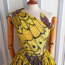 Laden Sie das Bild in den Galerie-Viewer, 1950s 1960s - Stunning Monarch Butterfly Cotton Dress - W26/27 (66/68cm)