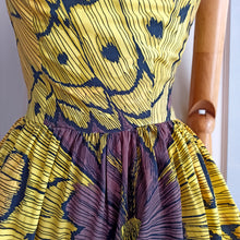 Laden Sie das Bild in den Galerie-Viewer, 1950s 1960s - Stunning Monarch Butterfly Cotton Dress - W26/27 (66/68cm)