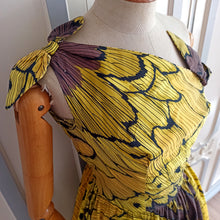 Laden Sie das Bild in den Galerie-Viewer, 1950s 1960s - Stunning Monarch Butterfly Cotton Dress - W26/27 (66/68cm)