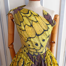 Laden Sie das Bild in den Galerie-Viewer, 1950s 1960s - Stunning Monarch Butterfly Cotton Dress - W26/27 (66/68cm)