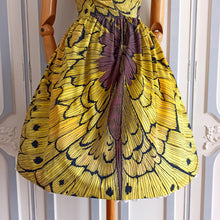Laden Sie das Bild in den Galerie-Viewer, 1950s 1960s - Stunning Monarch Butterfly Cotton Dress - W26/27 (66/68cm)