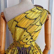 Laden Sie das Bild in den Galerie-Viewer, 1950s 1960s - Stunning Monarch Butterfly Cotton Dress - W26/27 (66/68cm)