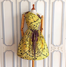 Laden Sie das Bild in den Galerie-Viewer, 1950s 1960s - Stunning Monarch Butterfly Cotton Dress - W26/27 (66/68cm)