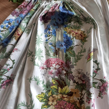 Charger l'image dans la galerie, 1950s - Exquisite French Floral Novelty Dress - W27 (68cm)