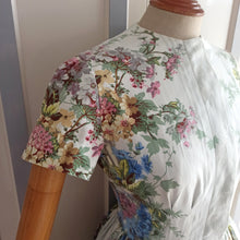 Charger l'image dans la galerie, 1950s - Exquisite French Floral Novelty Dress - W27 (68cm)