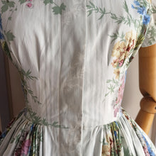 Charger l'image dans la galerie, 1950s - Exquisite French Floral Novelty Dress - W27 (68cm)