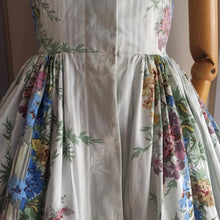Charger l'image dans la galerie, 1950s - Exquisite French Floral Novelty Dress - W27 (68cm)