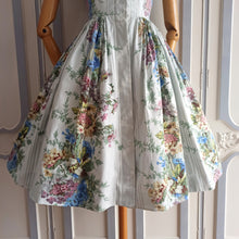 Charger l'image dans la galerie, 1950s - Exquisite French Floral Novelty Dress - W27 (68cm)