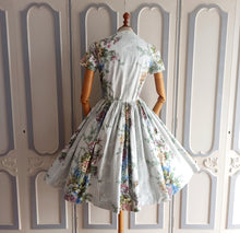 Charger l'image dans la galerie, 1950s - Exquisite French Floral Novelty Dress - W27 (68cm)