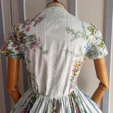 Charger l'image dans la galerie, 1950s - Exquisite French Floral Novelty Dress - W27 (68cm)