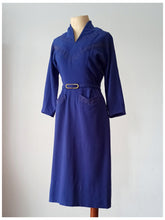 Laden Sie das Bild in den Galerie-Viewer, 1940s - Stunning Embroidered Lilac Wool Dress - W24 (60cm)