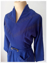 Laden Sie das Bild in den Galerie-Viewer, 1940s - Stunning Embroidered Lilac Wool Dress - W24 (60cm)