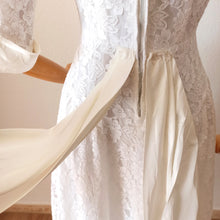 Cargar imagen en el visor de la galería, 1940s - Delightful White Lace Bridal Dress - W27 (68cm)