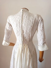 Cargar imagen en el visor de la galería, 1940s - Delightful White Lace Bridal Dress - W27 (68cm)