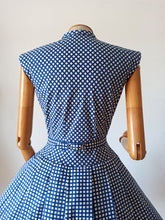 Charger l'image dans la galerie, 1950s - Lovely Buckle Back Blue White Cotton Dress - W28 (72cm)