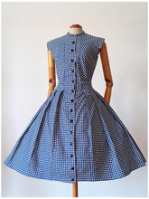 Charger l'image dans la galerie, 1950s - Lovely Buckle Back Blue White Cotton Dress - W28 (72cm)