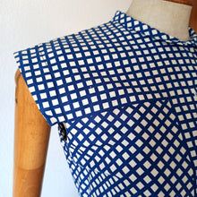 Charger l'image dans la galerie, 1950s - Lovely Buckle Back Blue White Cotton Dress - W28 (72cm)