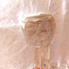 Cargar imagen en el visor de la galería, 1940s - Delightful White Lace Bridal Dress - W27 (68cm)