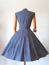 Charger l'image dans la galerie, 1950s - Lovely Buckle Back Blue White Cotton Dress - W28 (72cm)