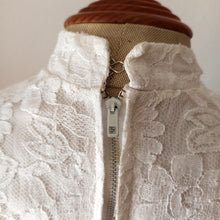Cargar imagen en el visor de la galería, 1940s - Delightful White Lace Bridal Dress - W27 (68cm)