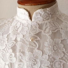 Cargar imagen en el visor de la galería, 1940s - Delightful White Lace Bridal Dress - W27 (68cm)