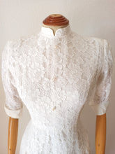 Cargar imagen en el visor de la galería, 1940s - Delightful White Lace Bridal Dress - W27 (68cm)