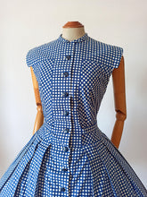 Charger l'image dans la galerie, 1950s - Lovely Buckle Back Blue White Cotton Dress - W28 (72cm)