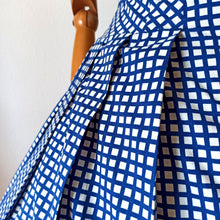 Charger l'image dans la galerie, 1950s - Lovely Buckle Back Blue White Cotton Dress - W28 (72cm)