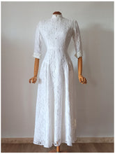 Cargar imagen en el visor de la galería, 1940s - Delightful White Lace Bridal Dress - W27 (68cm)