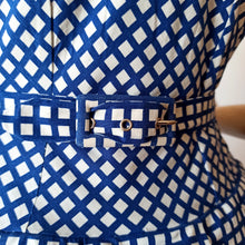 Charger l'image dans la galerie, 1950s - Lovely Buckle Back Blue White Cotton Dress - W28 (72cm)