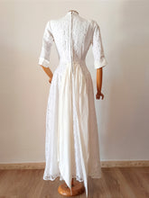 Cargar imagen en el visor de la galería, 1940s - Delightful White Lace Bridal Dress - W27 (68cm)