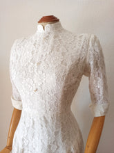 Cargar imagen en el visor de la galería, 1940s - Delightful White Lace Bridal Dress - W27 (68cm)