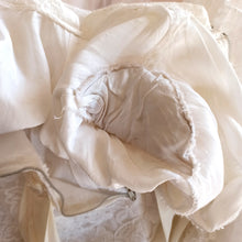 Cargar imagen en el visor de la galería, 1940s - Delightful White Lace Bridal Dress - W27 (68cm)